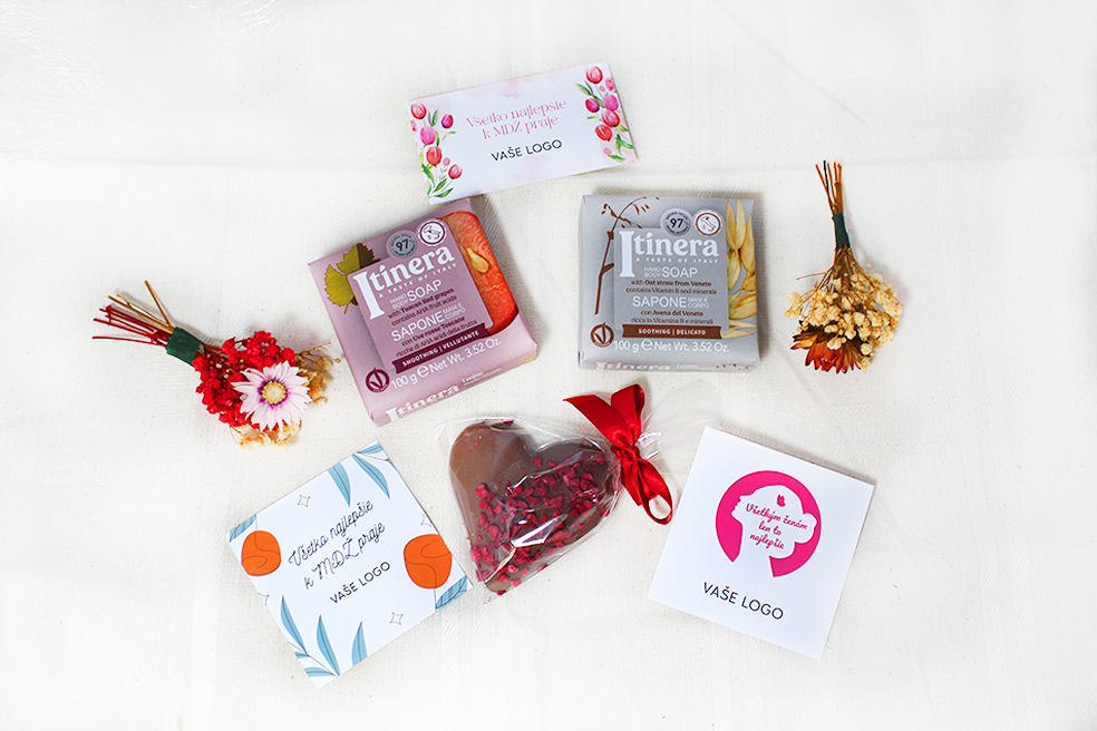 Košík s ovocím, čokoládou a fľaškami