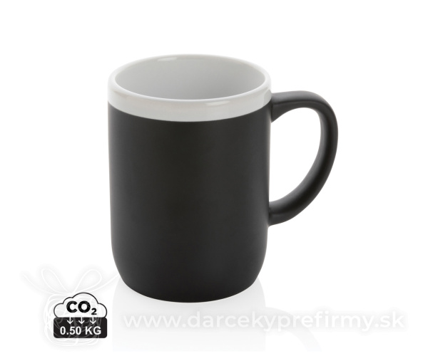 Keramický hrnček s bielym lemom