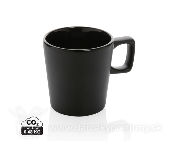 Moderný keramický hrnček na kávu